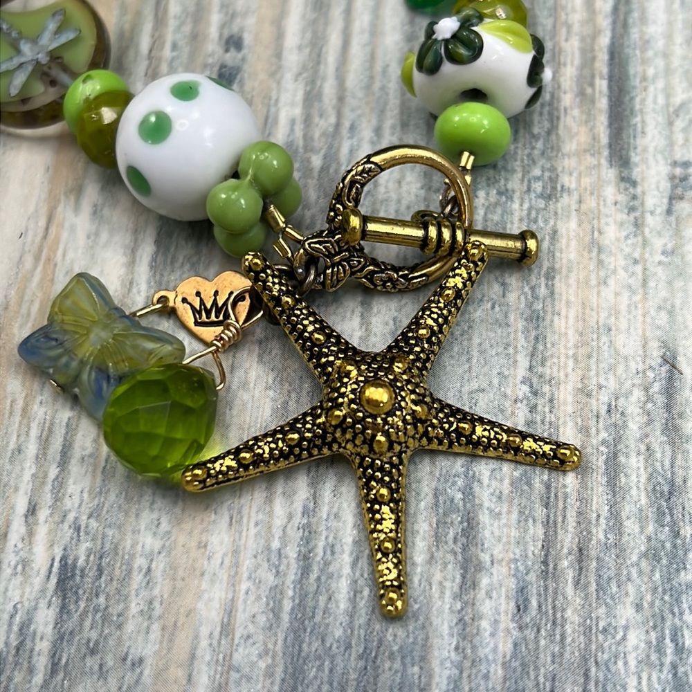 👑Adorned Crown Assemblage beaches & butterflies green starfish bracelet - Picture 5 of 8